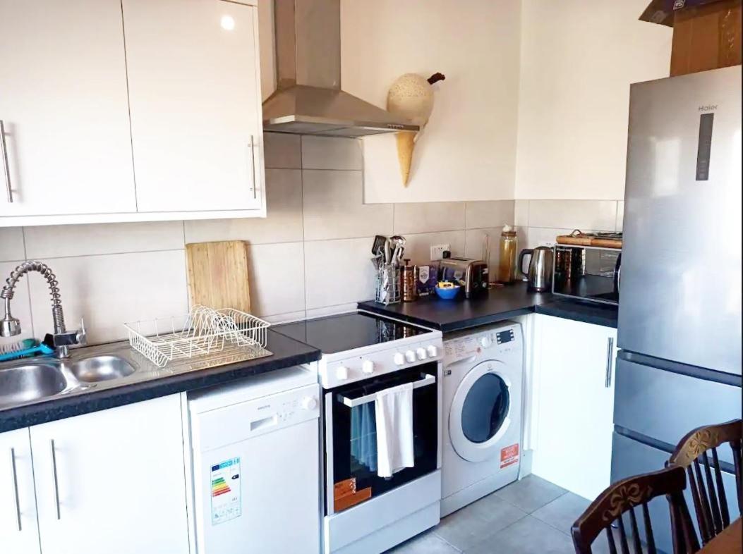 Stylish 2-Bed Flat, Quick Access To London Sights Apartment Exterior photo